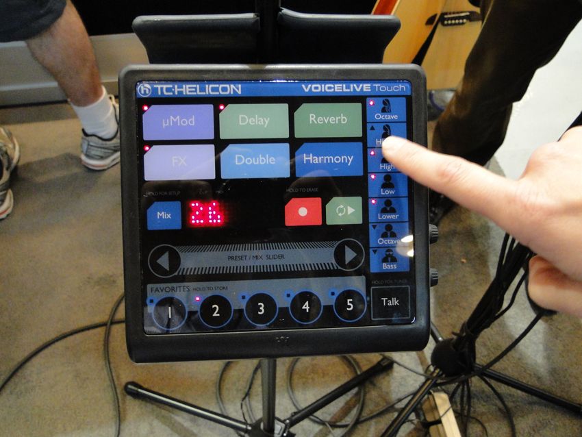 Tc helicon voicelive touch 2. Вокальный процессор TC Helicon VOICELIVE Touch. Процессор TC Helicon VOICELIVE 1. Helicon VOICELIVE Touch 2 vs 1.