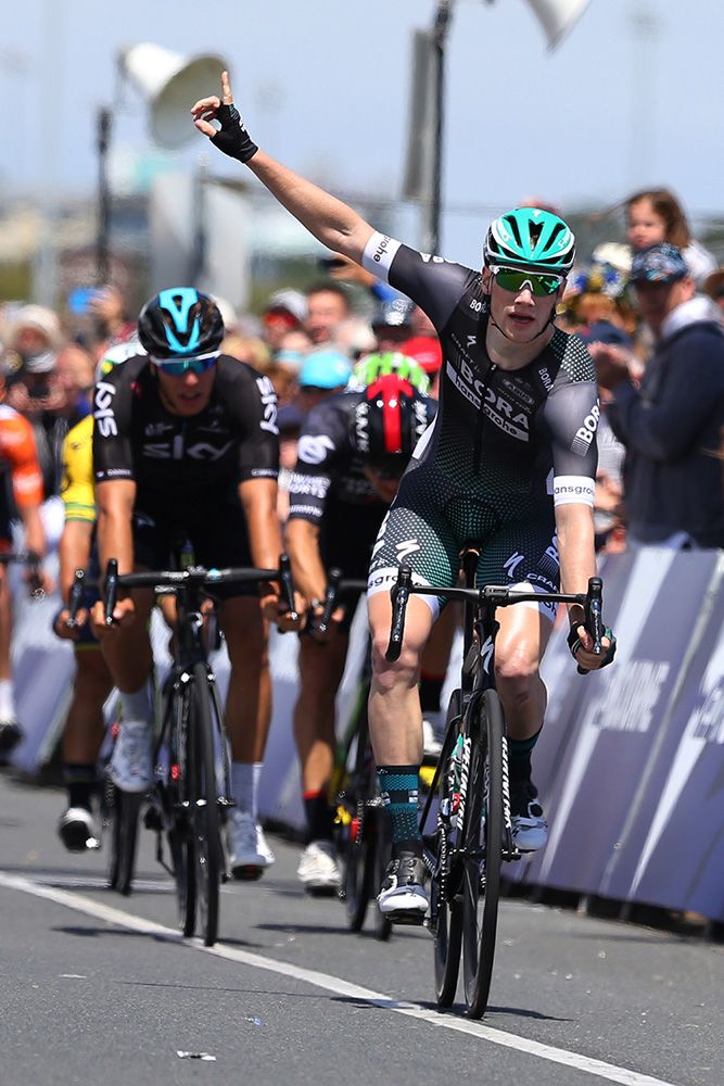 Sam Bennett (Bora-hansgrohe) takes the win