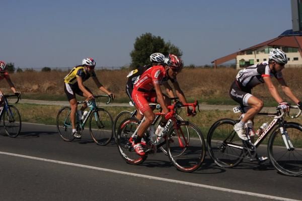 The peloton chases the attack