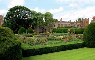 english country gardens to visit in the cotswolds