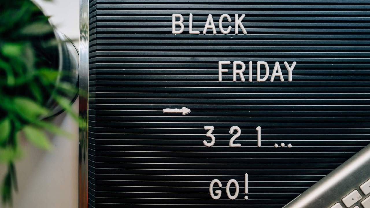 A black board with the words Black Friday 3 2 1 go! written on it.