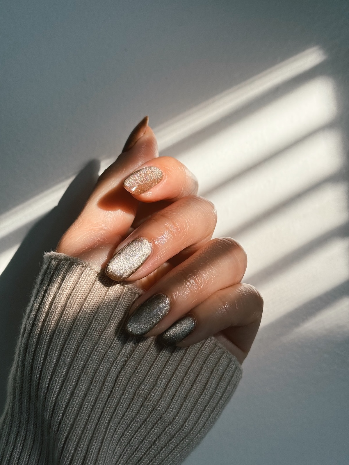 Frosted gingerbread nails