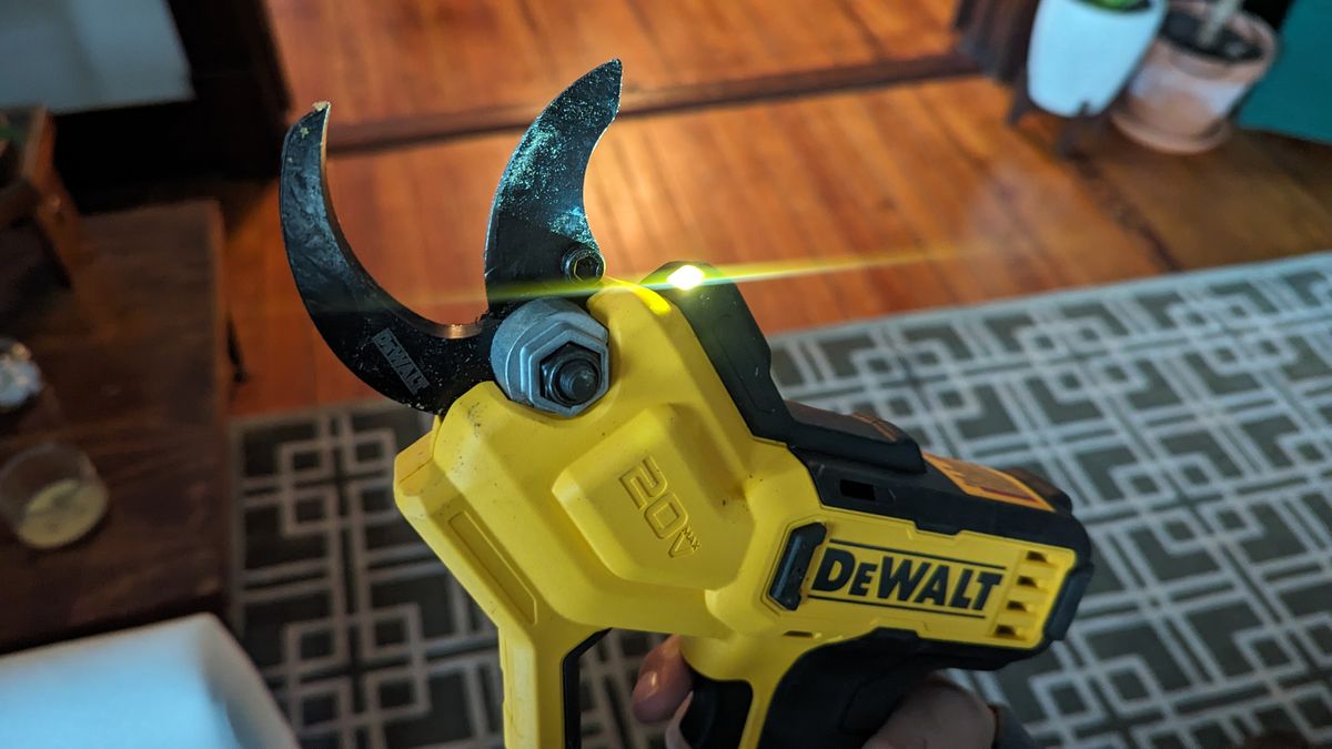 DeWalt 20V MAX Cordless Battery Powered Pruner