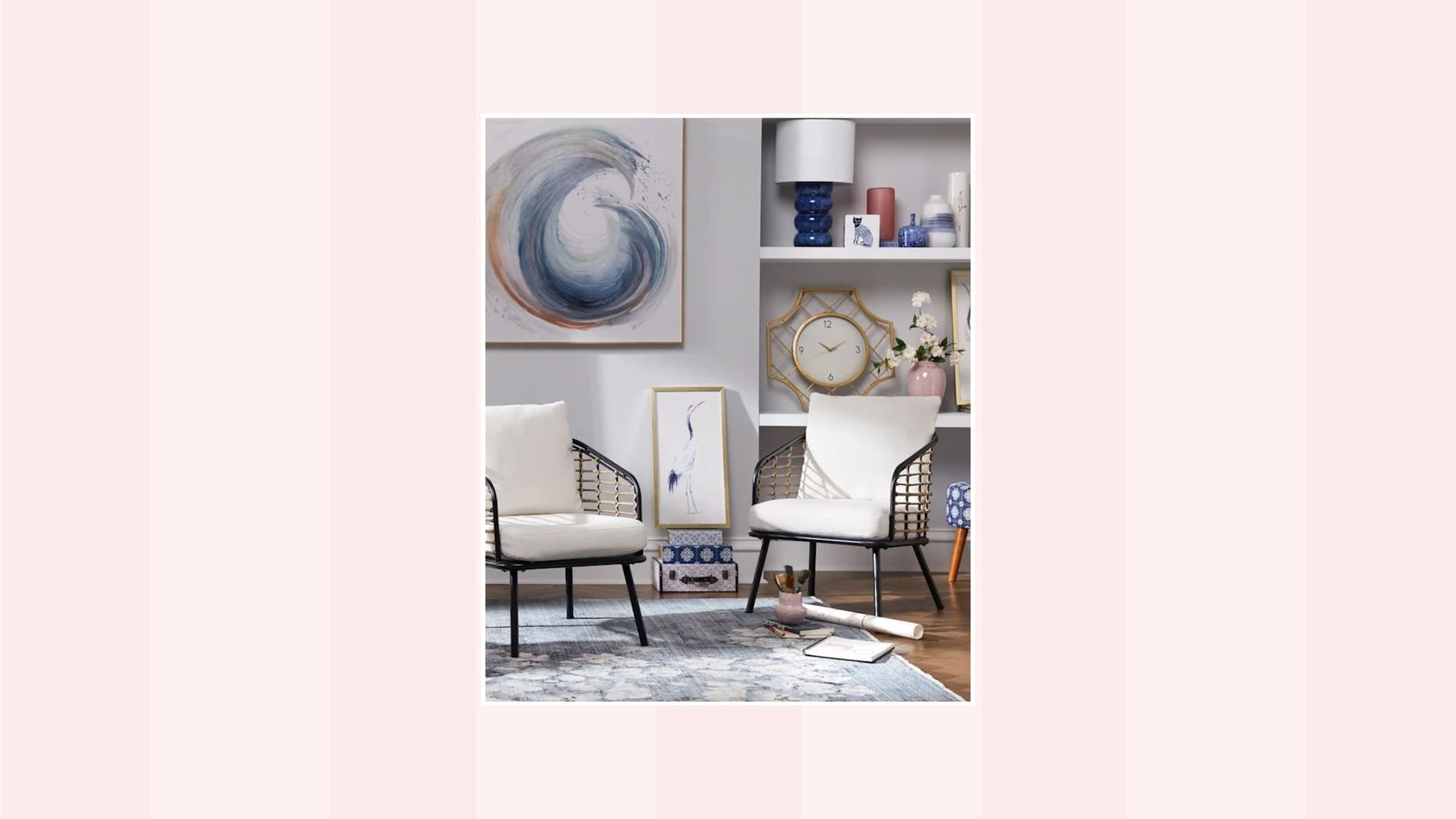 Gambar ruang tamu biru dengan latar belakang merah muda dan putih