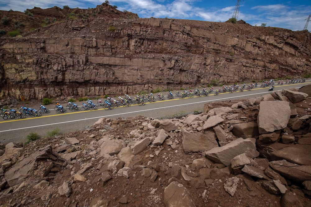 The peloton en route to Villa San Agust&iacute;n during stage 4 in San Juan