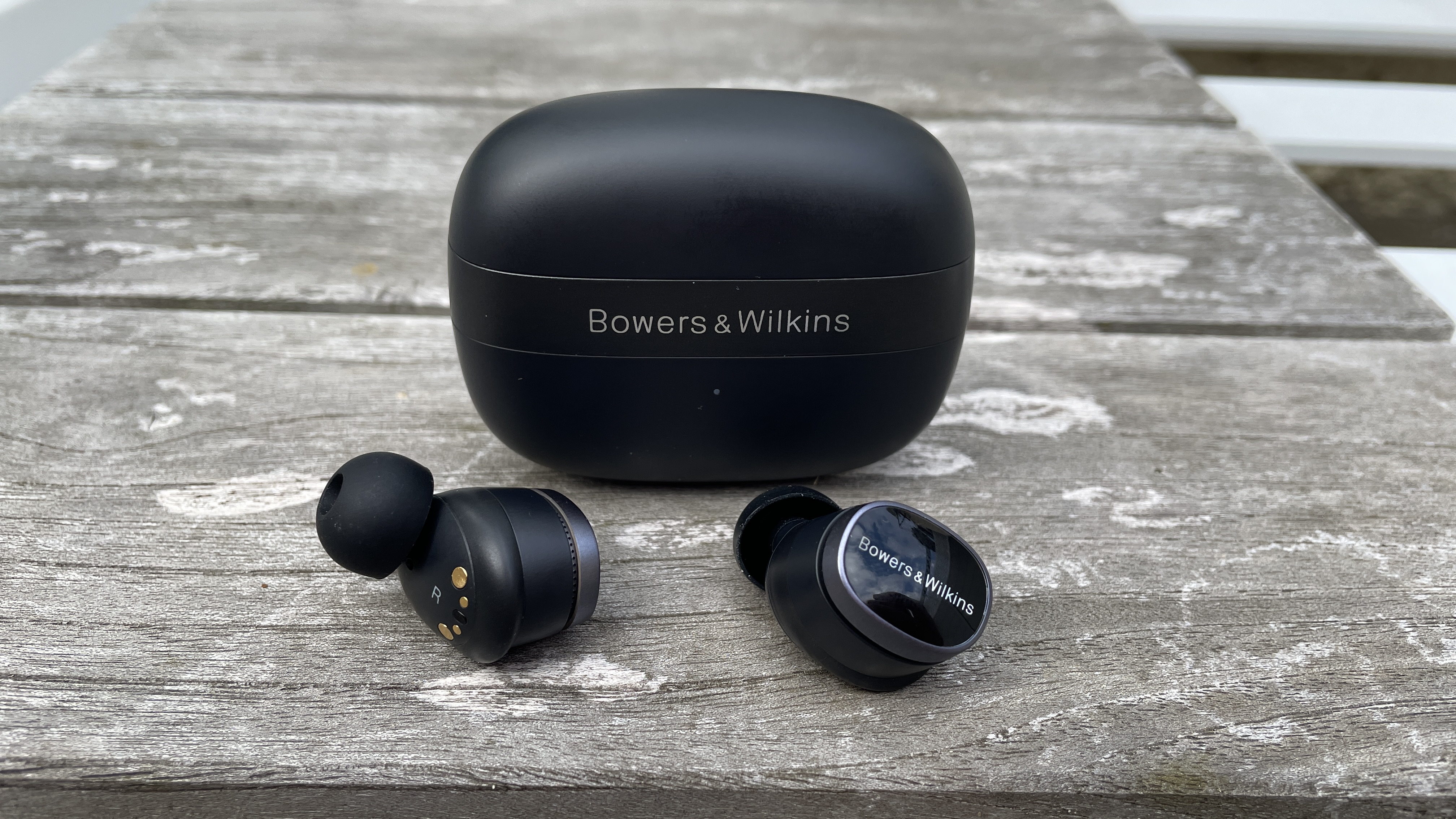 Bowers & Wilkins Pi8 против Pi6: какие черно-белые беспроводные наушники выбрать?