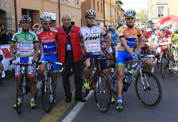The jersey wearers prior to the start of stage 3