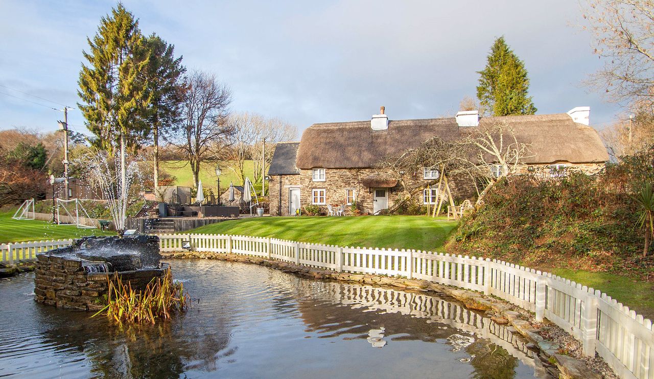 Thatched cottage in Devon - Bickleigh, near Plymouth