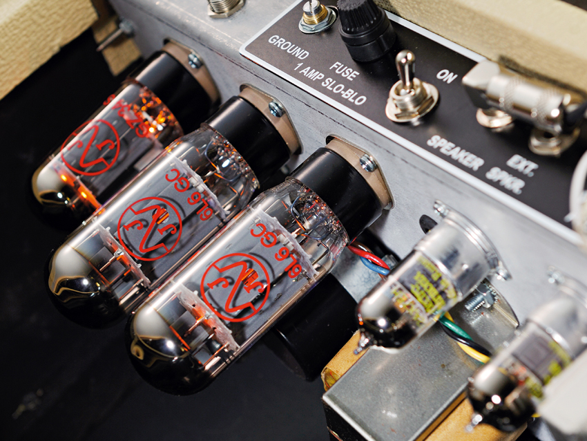 The Lil' King S is a fully valve-powered combo.