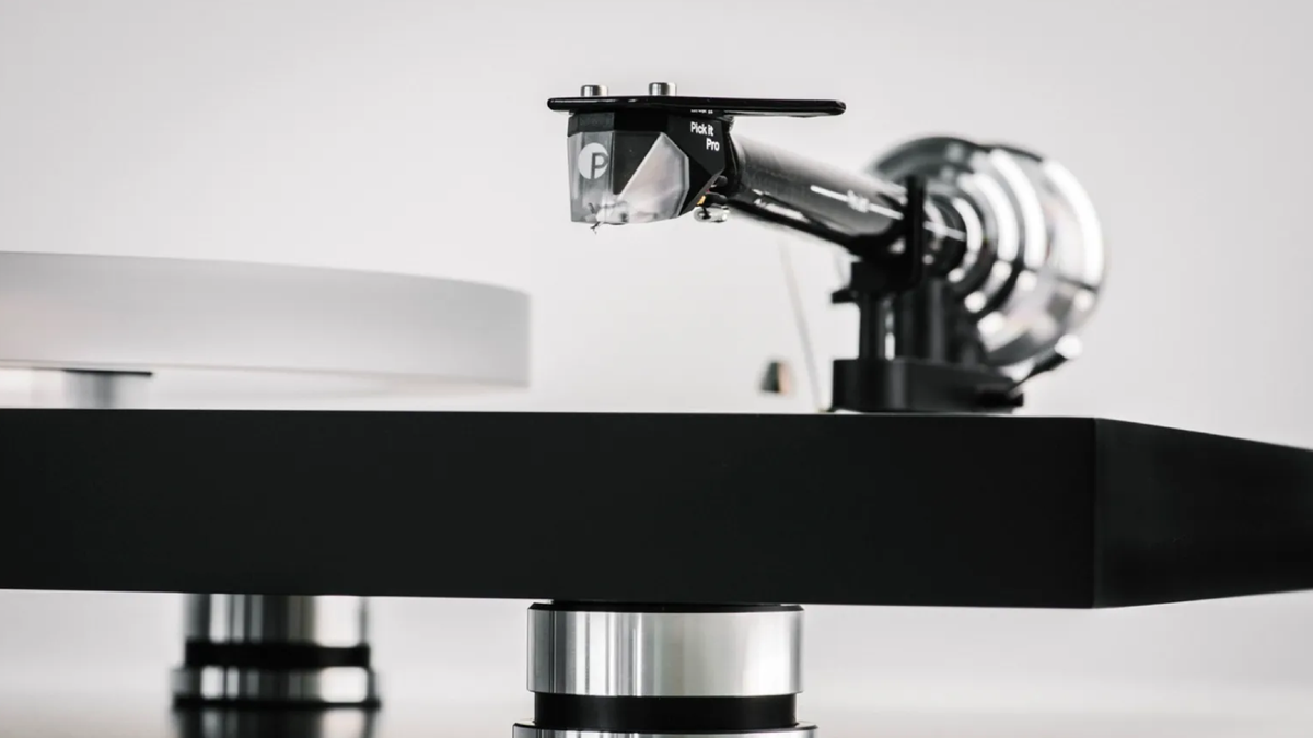Pro-Ject Debut Reference 10 प्रमोशनल छवि टोनआर्म र कार्ट्रिजको क्लोज-अप देखाउँदै
