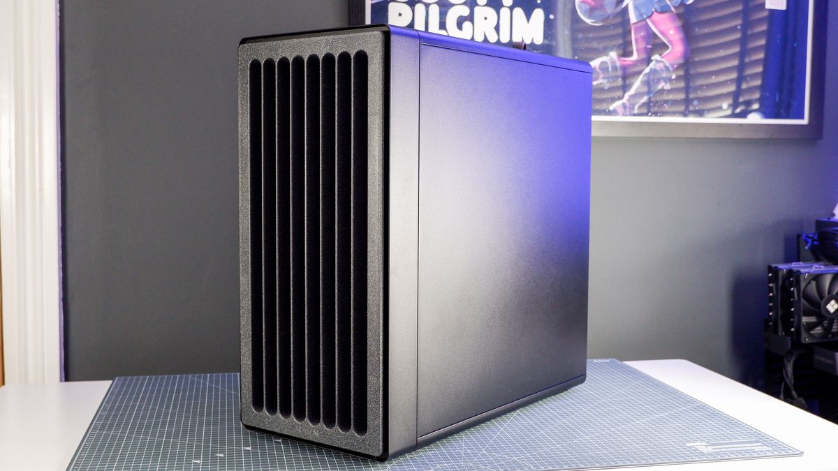 The Havn BF 360 PC case in both black and white with panels removed.