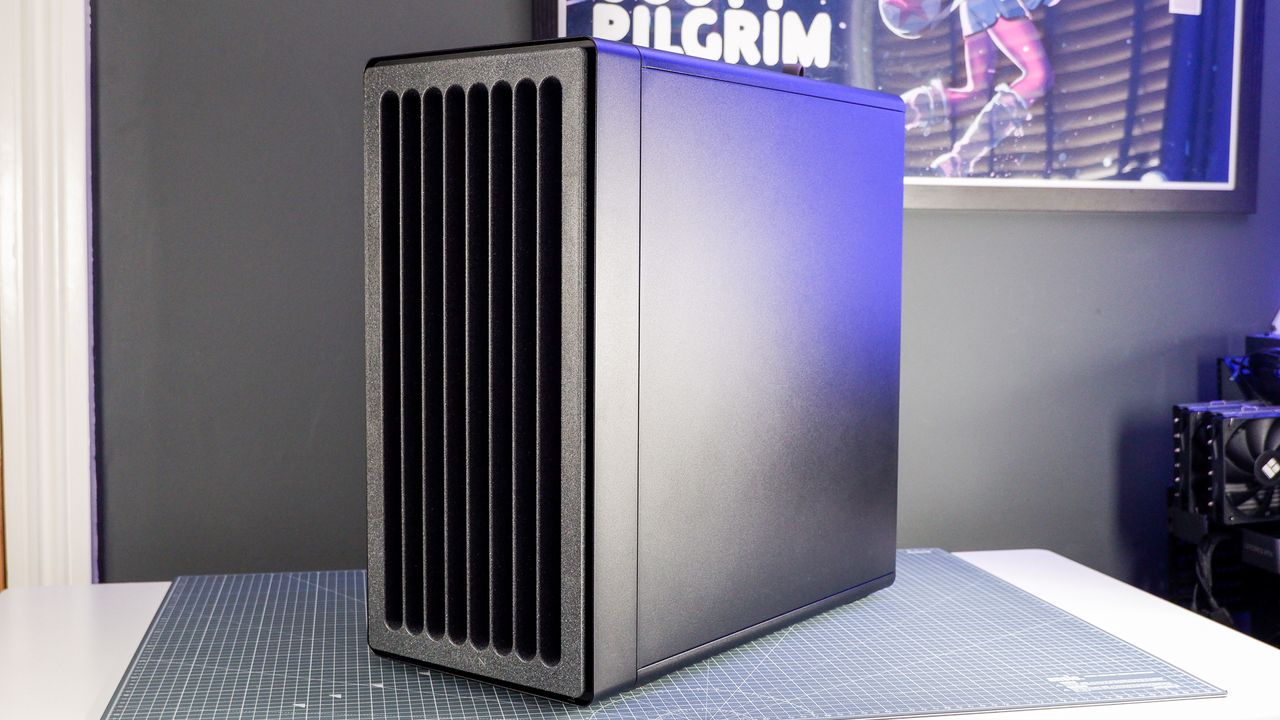 The Havn BF 360 PC case in both black and white with panels removed.