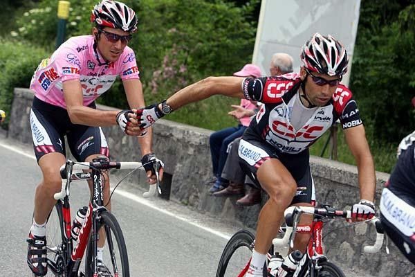 Basso and Inigo Cuesta practice their Madison throws up Monte Bondone