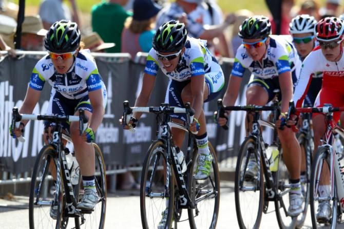 The Orica - AIS women begin a lead-out for Melissa Hoskins (Orica - AIS)
