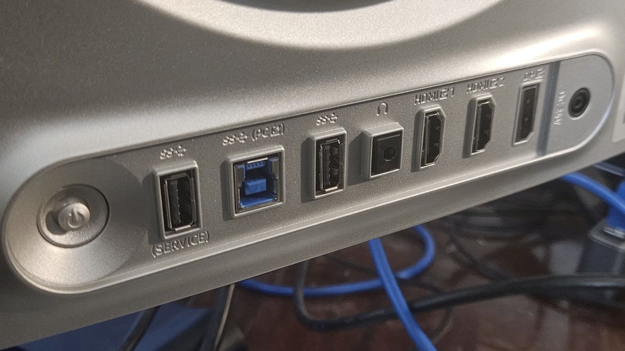 Port selection on the Samsung Odyssey OLED G81SF