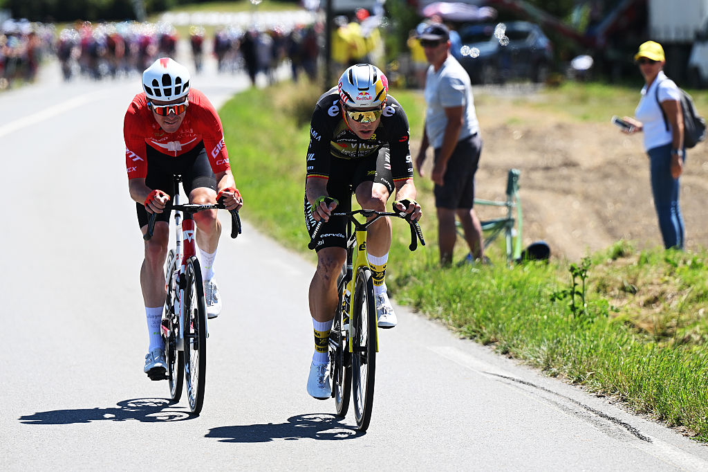 MUR-DE-BRETAGNE - GUERLEDAN, FRANCE - JULY 11: (L-R) Mauro Schmid of Switzerland and Team Jayco AlUla and Wout Van Aert of Belgium and Team Visma | Lease a Bike compete in the breakaway during the 112th Tour de France, Stage 7 a 197km stage from Saint-Malo to Mur-de-Bretagne (Guerledan) / #UCIWT / on July 11, 2025 in Saint-Malo, France. (Photo by Dario Belingheri/Getty Images)