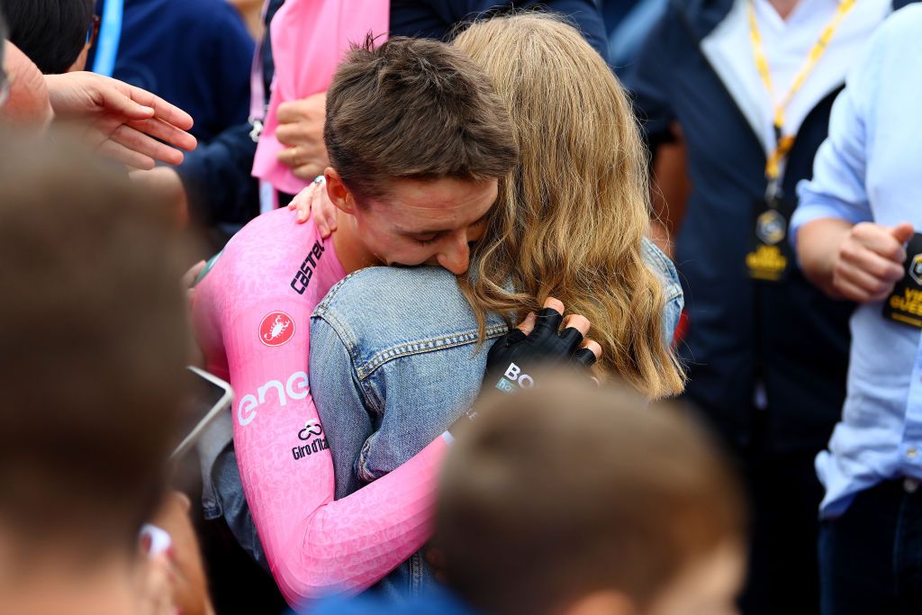 VERONA ITALY MAY 29 Jai Hindley of Australia and Team Bora Hansgrohe Pink Leader Jersey celebrates as final overall winner at the Arena di Verona with his girlfriend during the 105th Giro dItalia 2022 Stage 21 a 174km individual time trial stage from Verona to Verona ITT Giro WorldTour on May 29 2022 in Verona Italy Photo by Tim de WaeleGetty Images