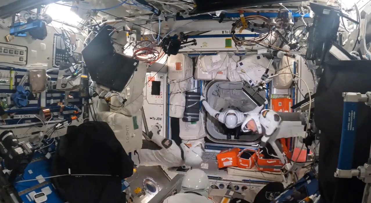 Os quatro astronautas da missão Crew-3 da SpaceX para a NASA flutuam em um espaço 