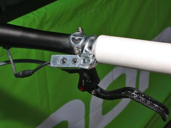 The custom Di2 shifter buttons are housed in a small aluminum block, which is secured to the bar with a polished pair of SRAM X.0 clamps.