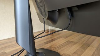 Alienware AW2724HF cable management through the desk stand