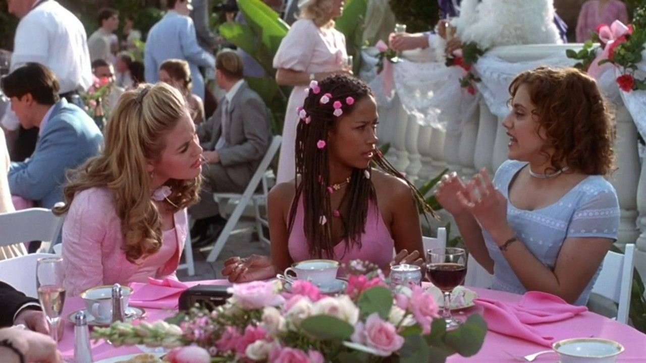 Alicia Silverstone, Stacey Dash, and Brittany Murphy talking in Clueless.