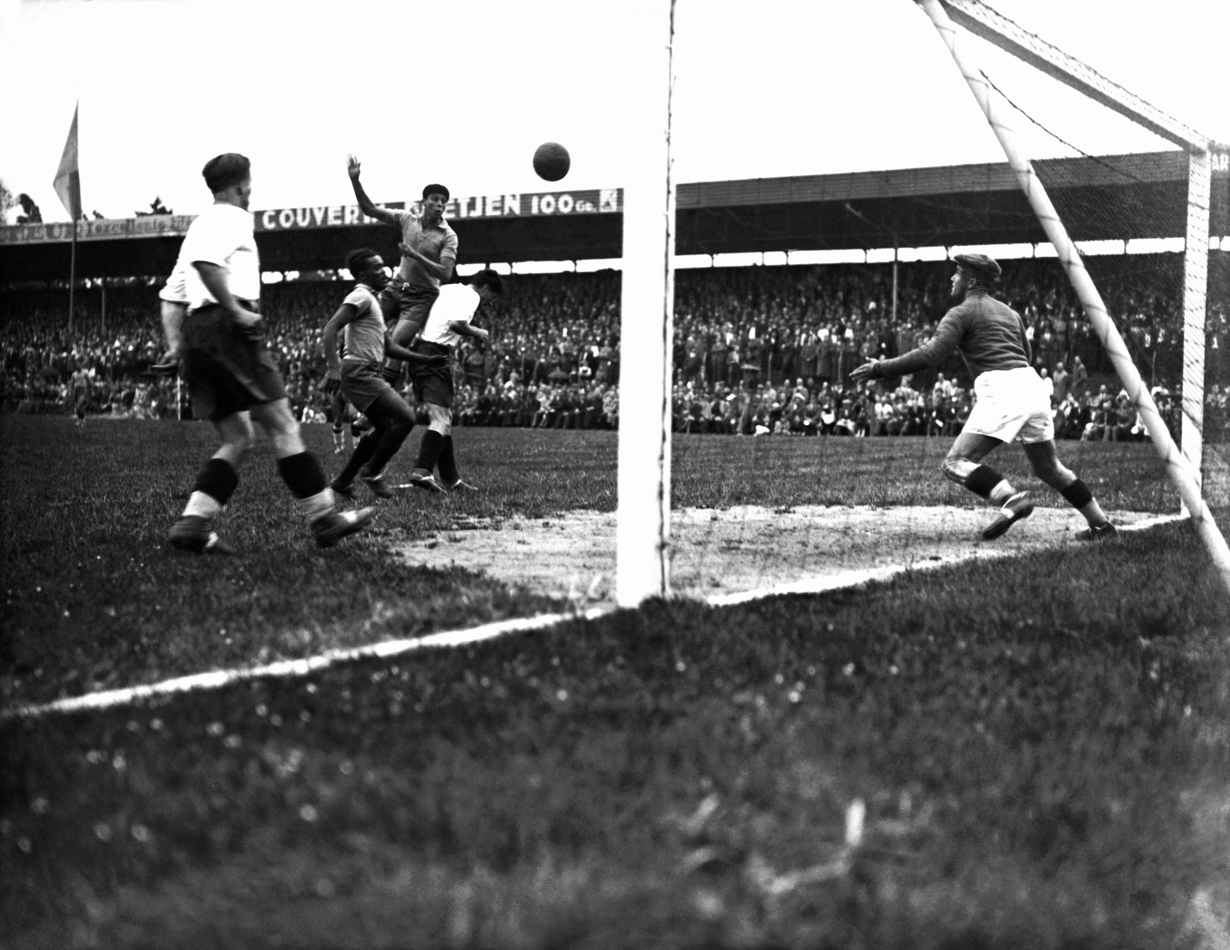 Poland take on Brazil at the 1938 World Cup.