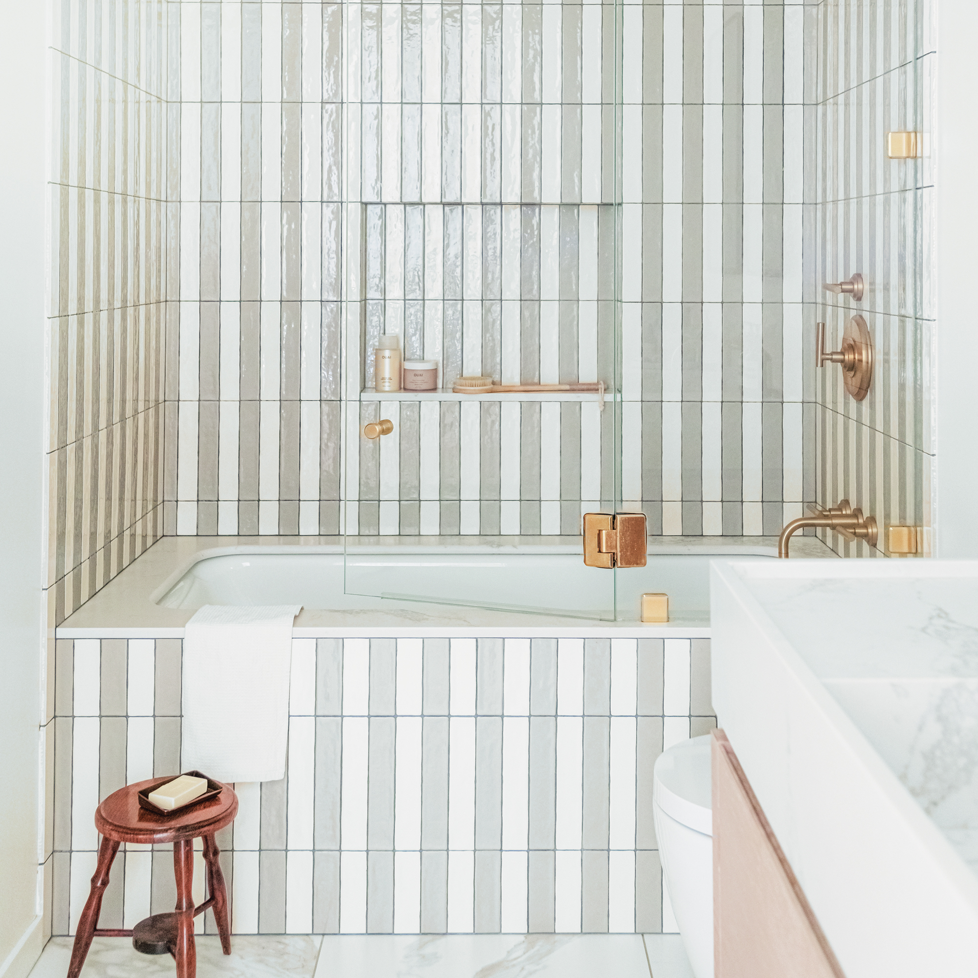 Tiled pink and white bath and wall in bathroom