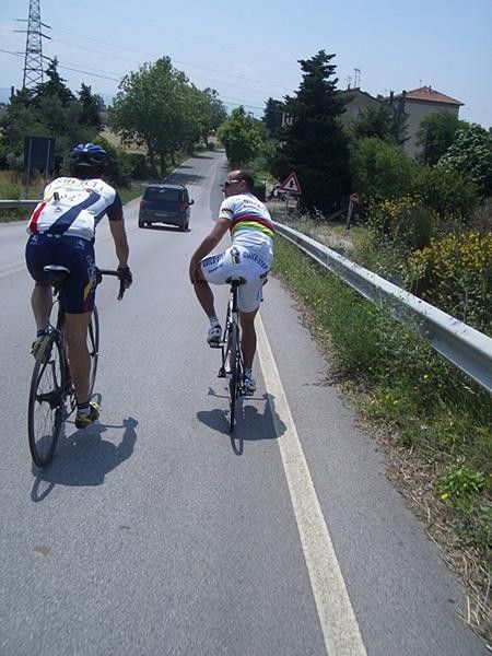 We're off again, this is a view of Bettini that the peloton is having to get used to!