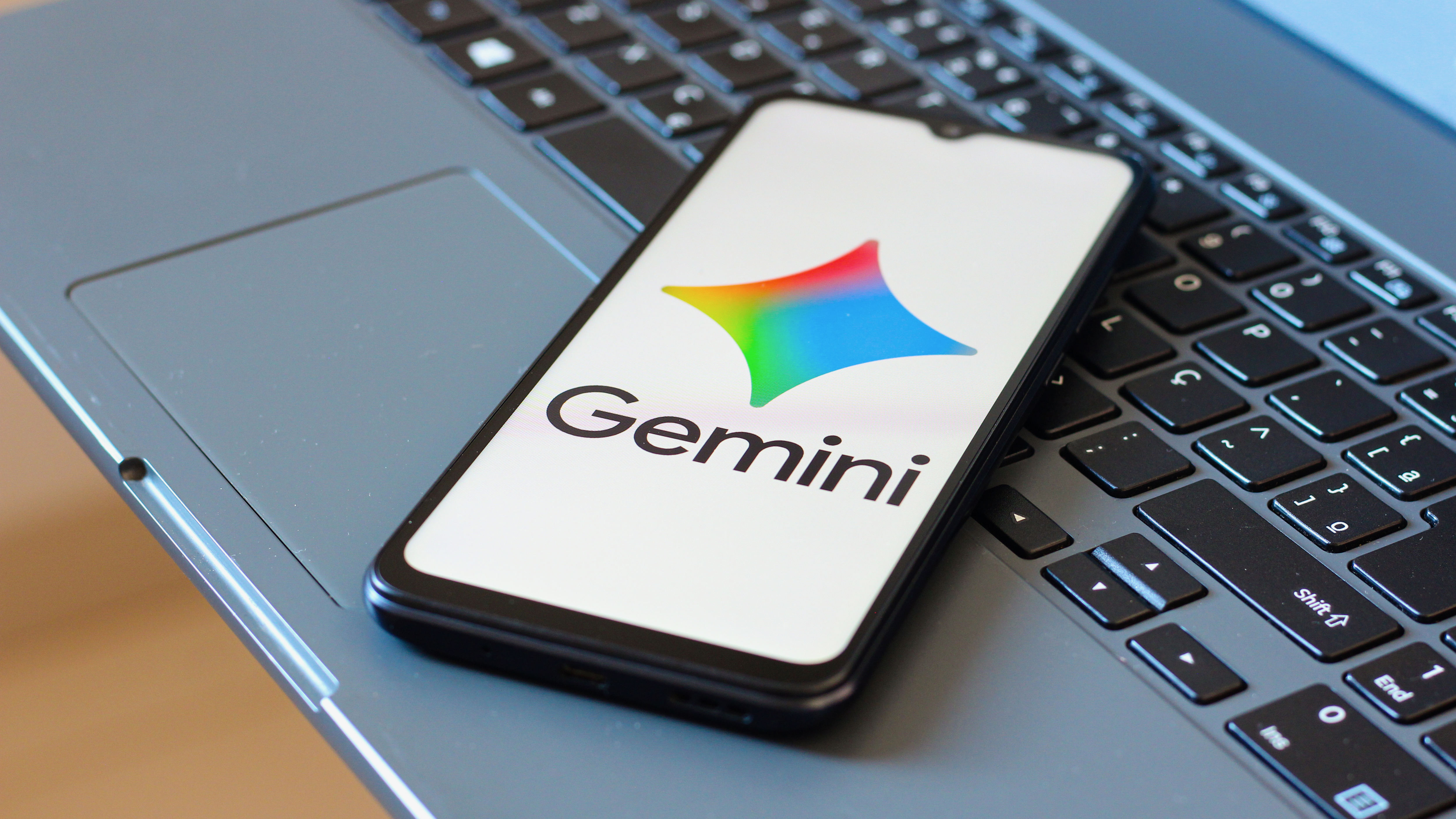 Google Gemini در تلفن Pixel که روی لپ‌تاپ قرار دارد نمایش داده می‌شود