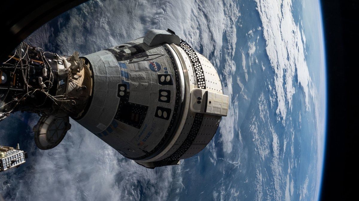 Pesawat luar angkasa Boeing Starliner menguji pendorong di Stasiun Luar Angkasa Internasional saat NASA meninjau opsi untuk mengembalikan astronot ke Bumi