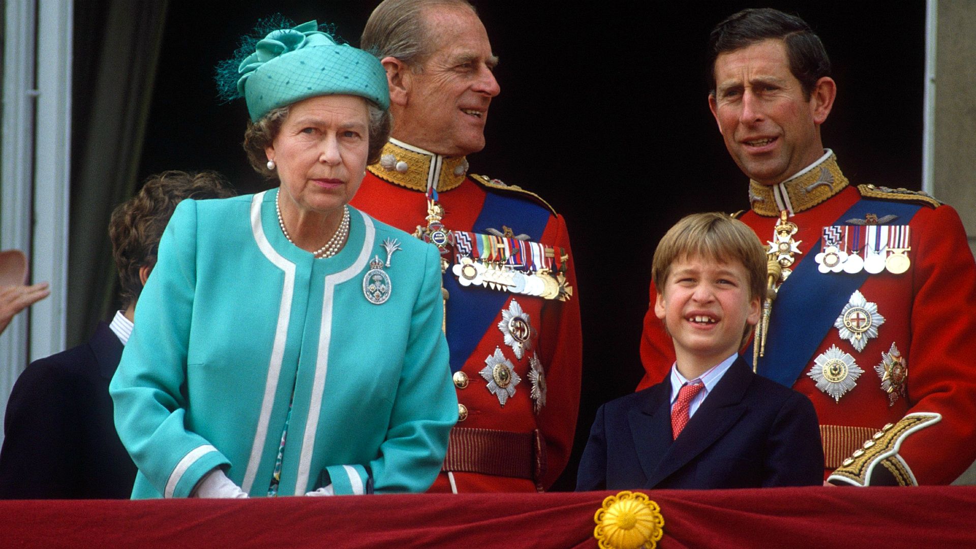 Queen Elizabeth II 1990. Королевский двор Швеции. Старые причёски принцев.