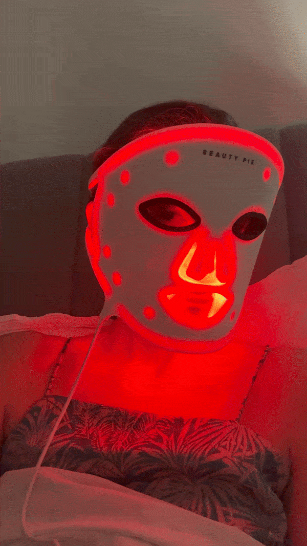Menggunakan Masker LED Beauty Pie