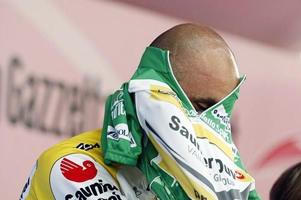 Piepoli dons the maglia verde