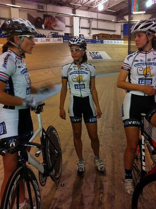 Higgins runs through the team pursuit plan with Winder and Alves-Hyde.