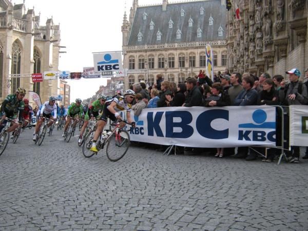 The Brabantse Pijl peloton leaves Leuven