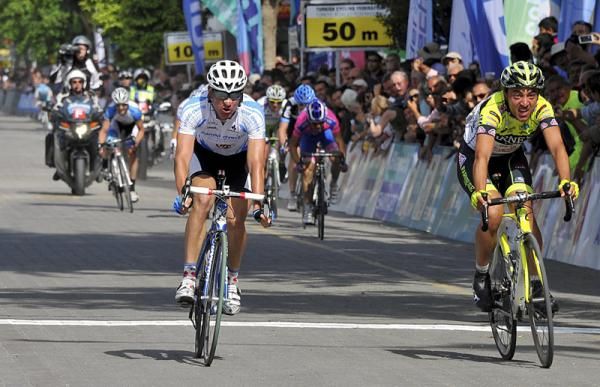 Matteo Rabottini (Farnese Vini - Neri Sottoli), right, outsprinted Alexander Efimkin (Team Type 1 - Sanofi Aventis) to win stage 5.