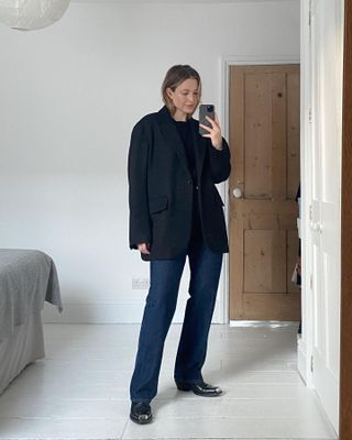 Alexis foreman influencer posing in front of mirror selfie