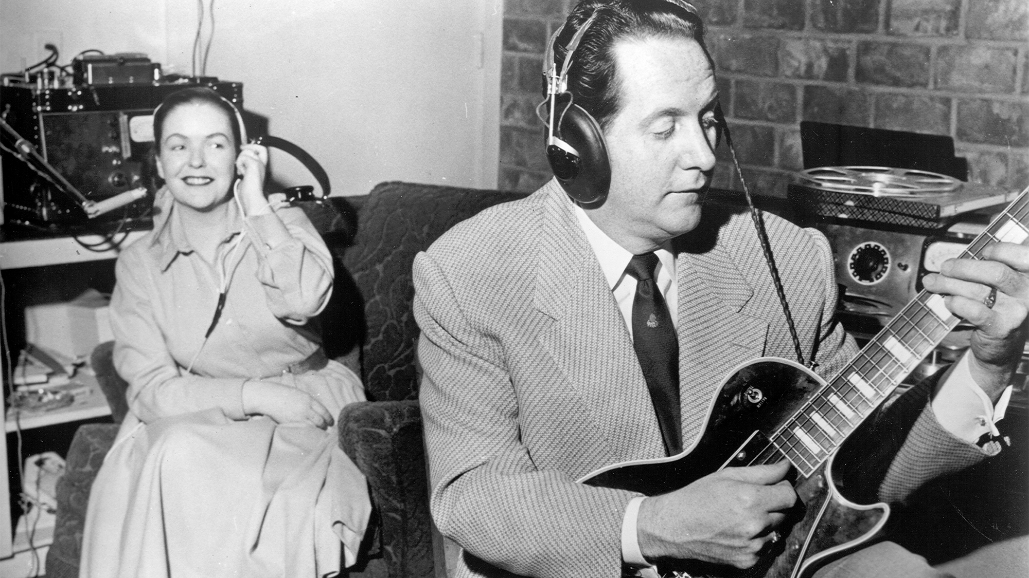 CIRCA 1955: Married singing/songwriting duo Les Paul &amp;amp; Mary Ford pose for a portrait in circa 1955.