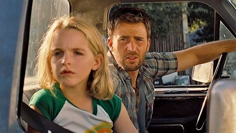 Frank og Mary sidder i en bil og kigger ud på noget i Netflix-filmen Gifted.