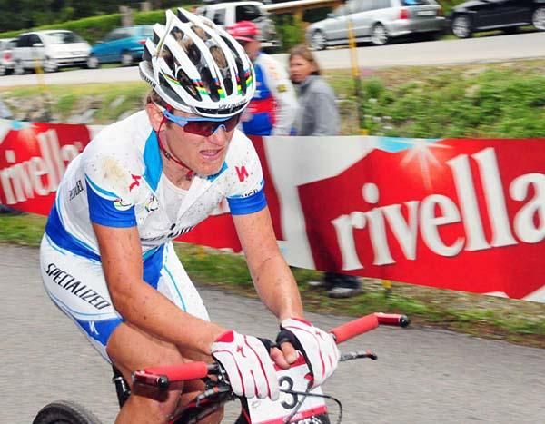 Burry Stander (Specialized) closes in on Julien Absalon (Orbea)