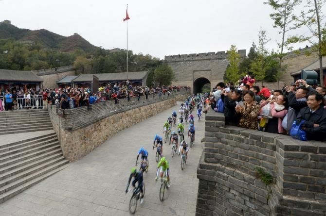 Movistar lead the peloton