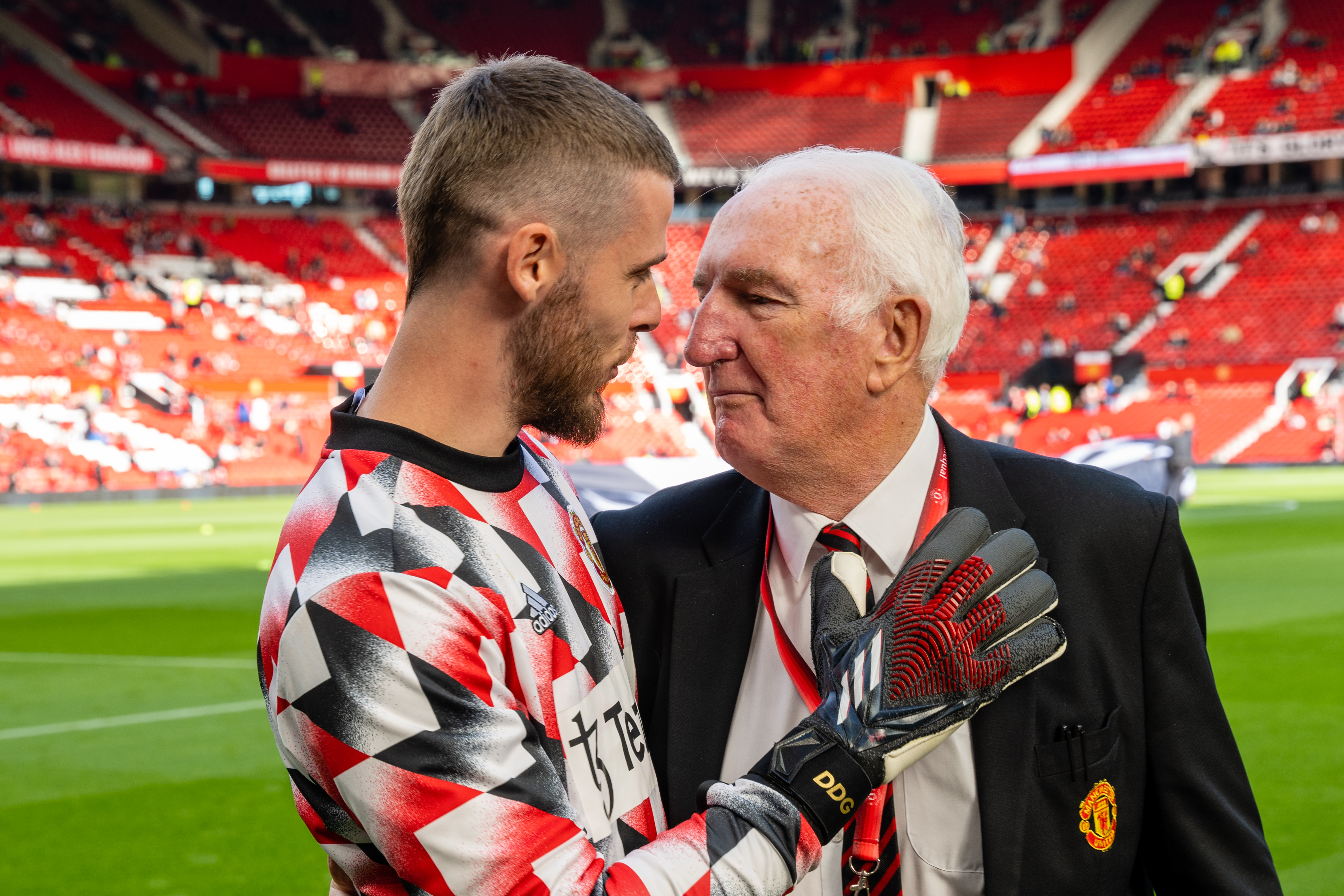 Former Manchester United goalkeeper Alex Stepney poses with David de Gea at Old Trafford to mark his 80th birthday at Old Trafford in October 2022.