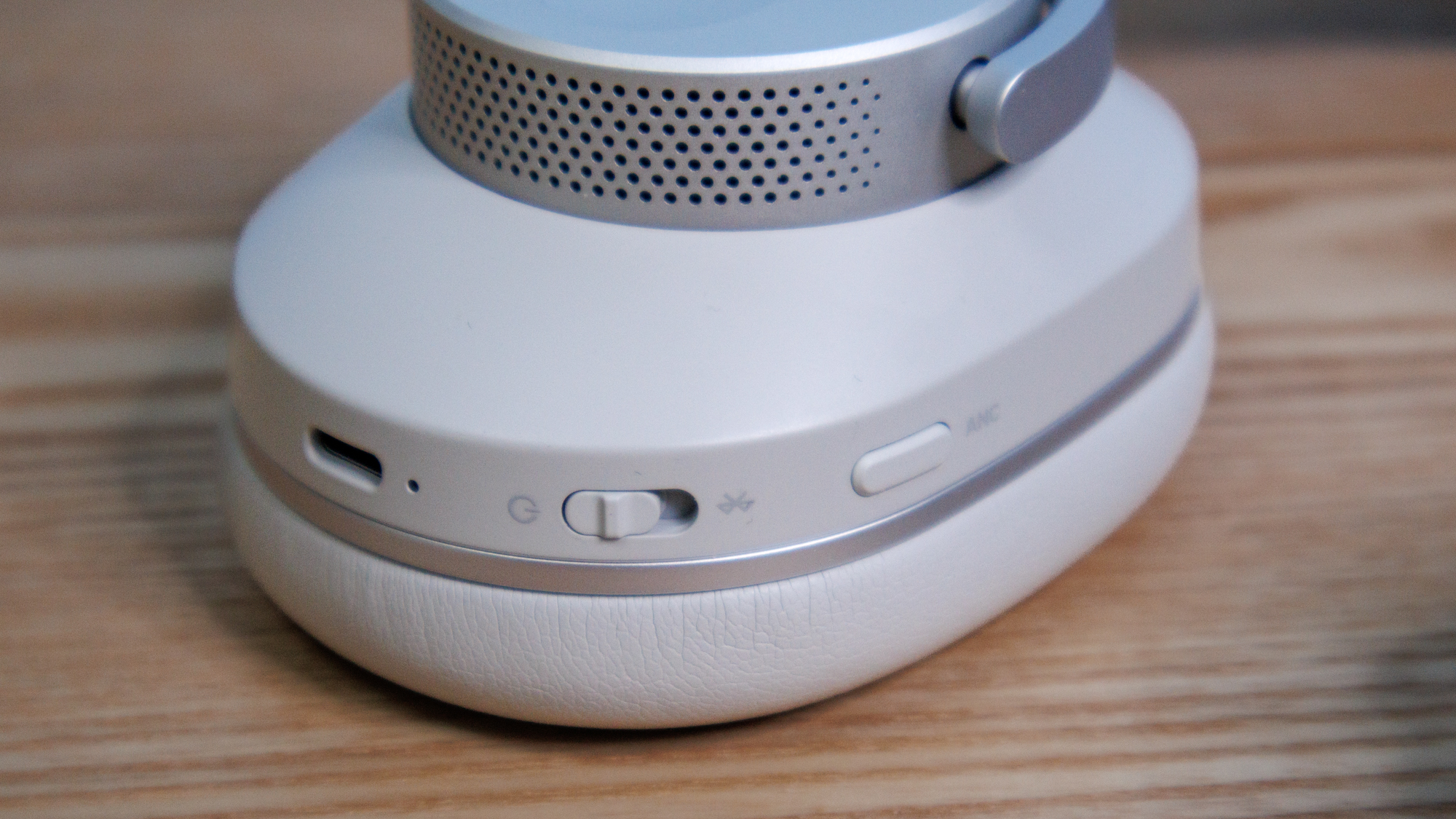 Control switch and ANC button on the Cambridge Audio Melomania P100 SE headphones.