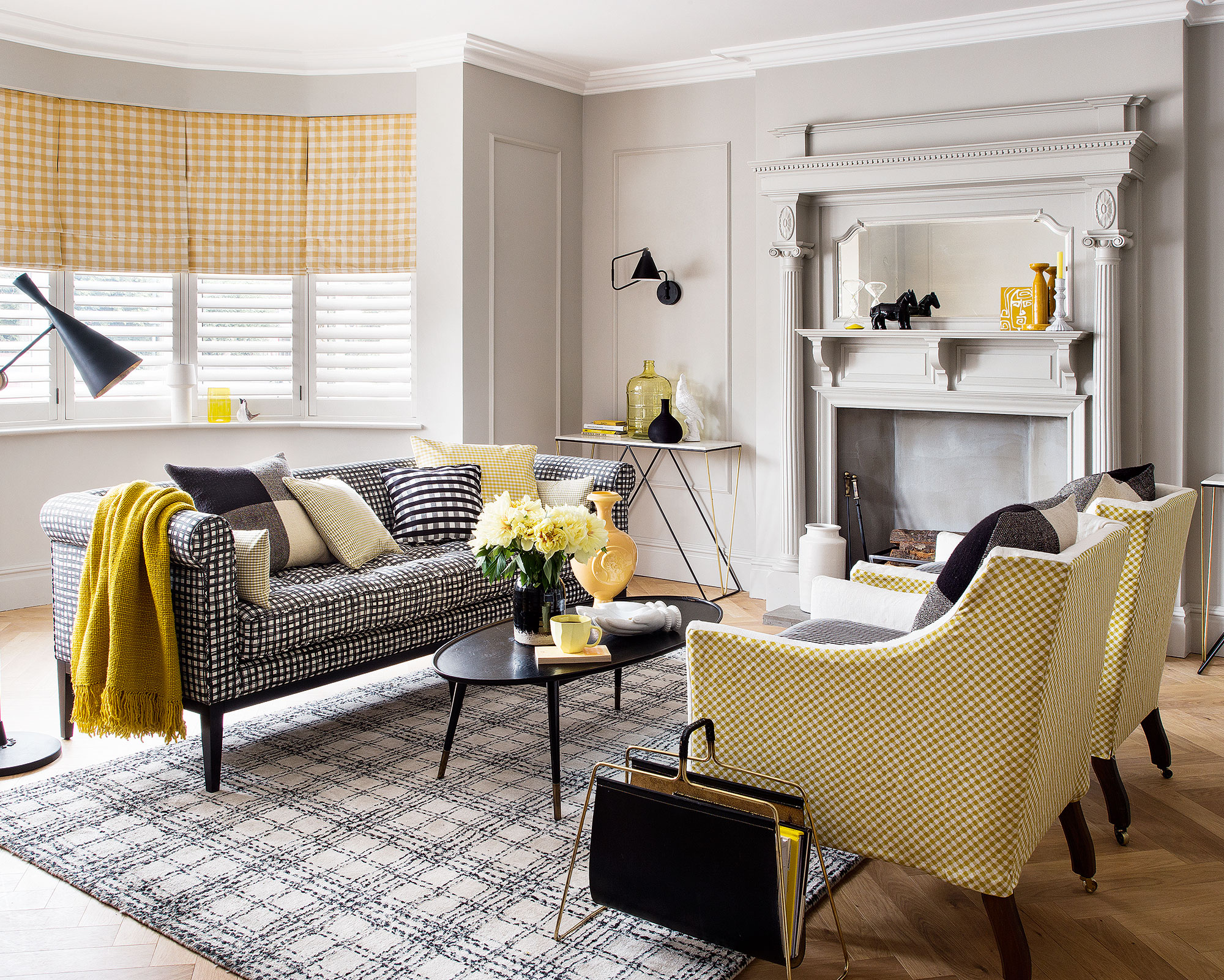 Living room in grey and yellow