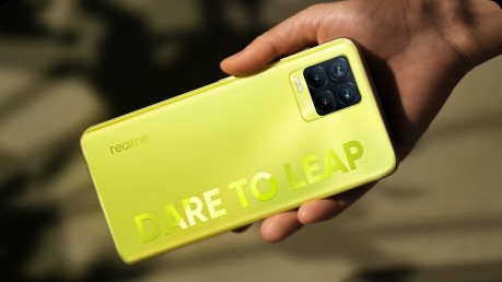 Realme 8 Pro Kuning Menerangi