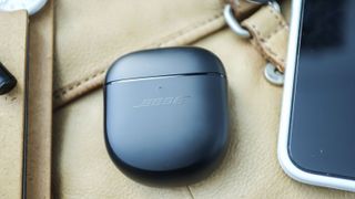Bose QuietComfort Earbuds 2 -kuulokkeiden musta latauskotelo