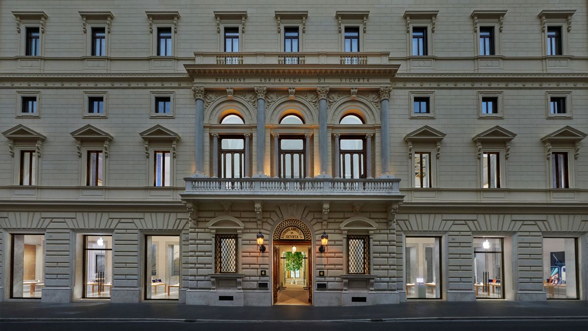Apple Via Del Corso Opens In Rome Exterior Building
