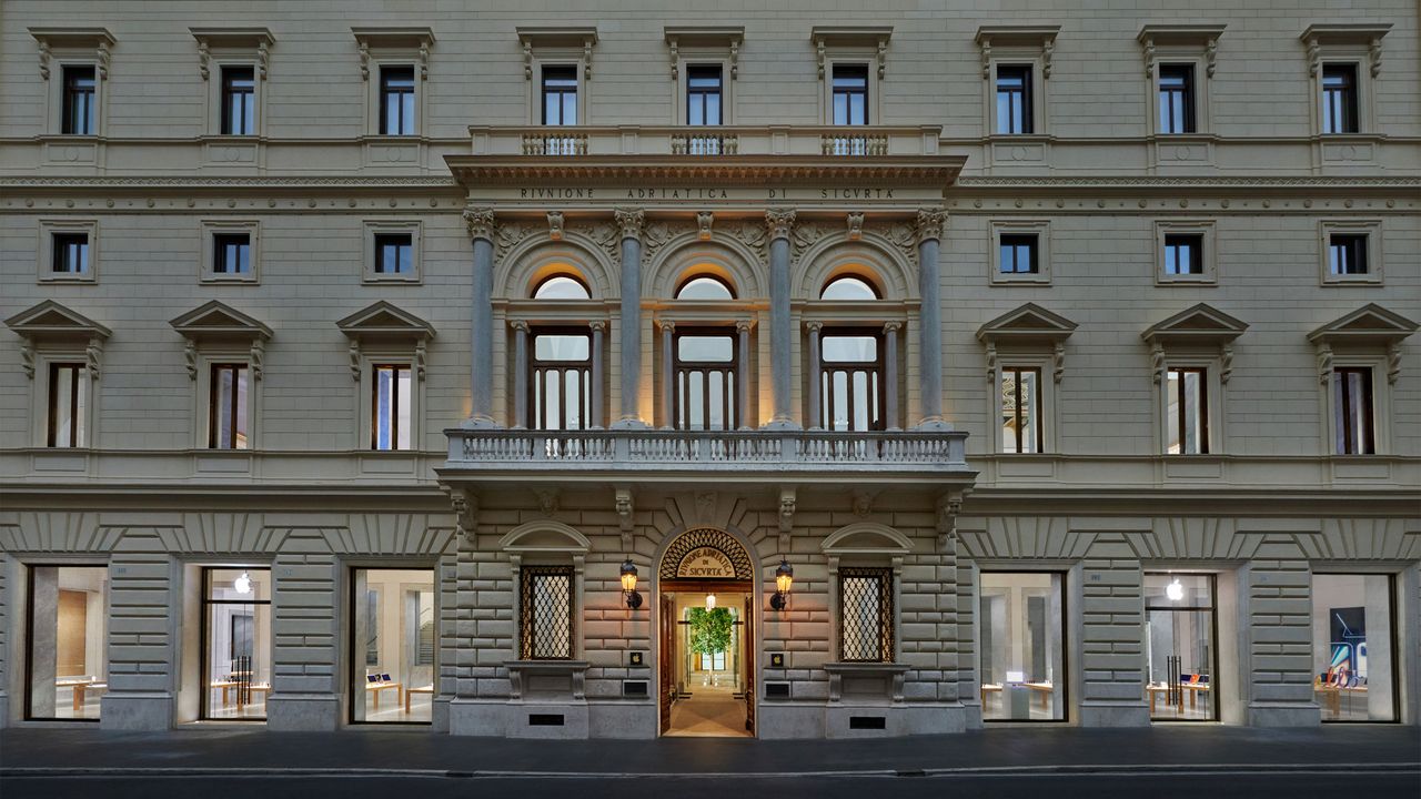 Apple Via Del Corso Opens In Rome Exterior Building