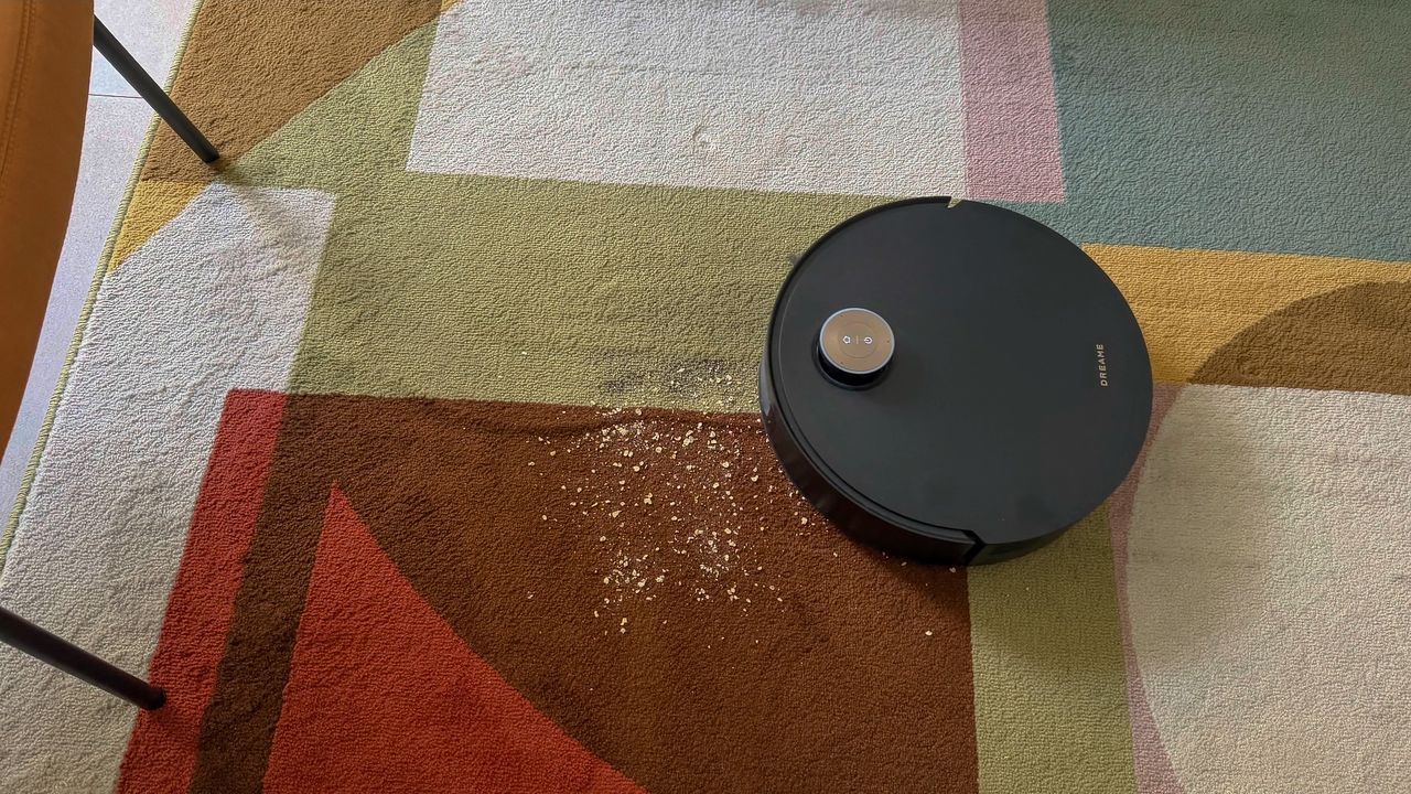 Dreame Aqua10 Ultra vacuuming oats and tea on carpet