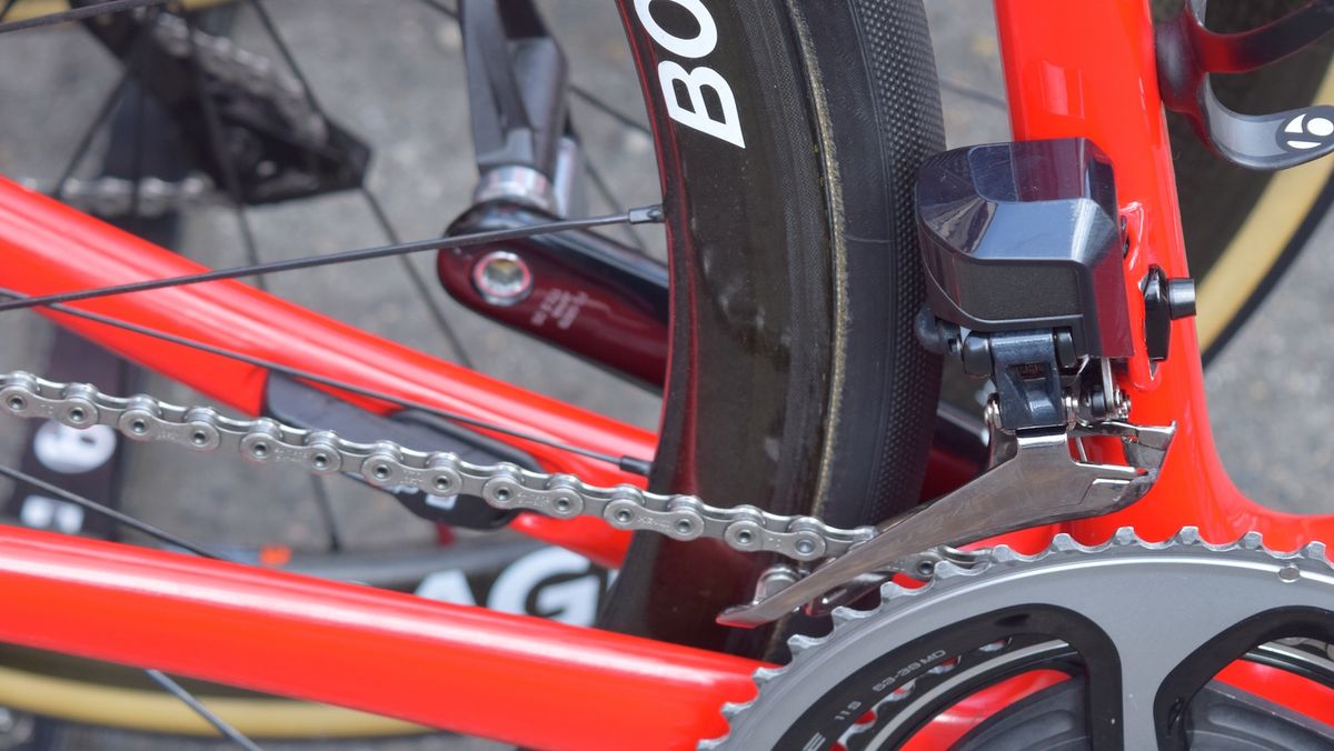 Low profile carbon wheels reduce rotation weight when climbing